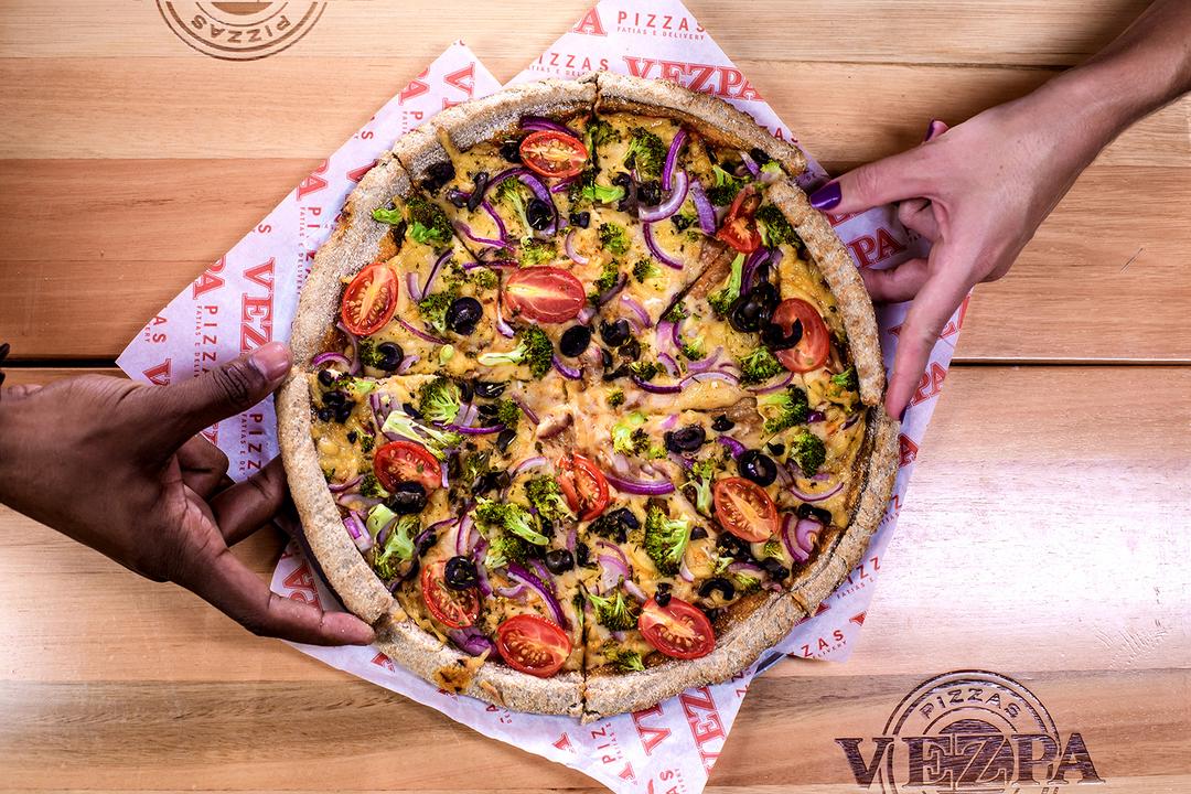 Vezpa e Fazenda Futuro lançam pizza vegana  com linguiça vegetal
