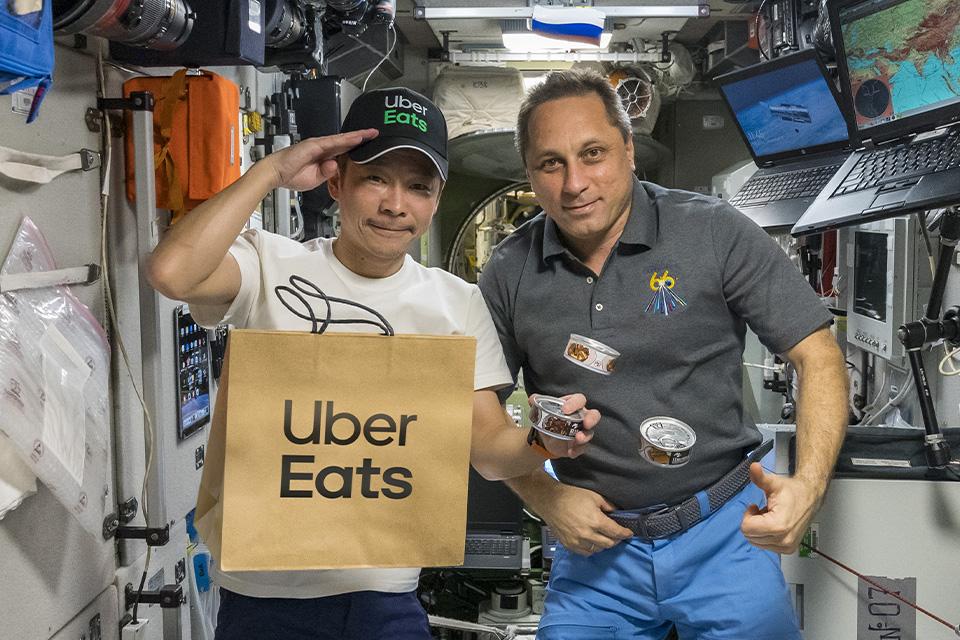 Uber Eats faz primeira entrega de comida no espaço