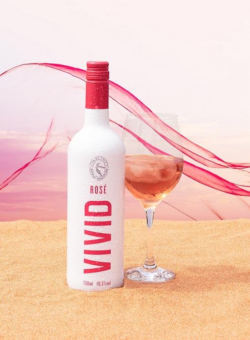 Evino lança sua segunda marca própria de vinho, chamada Vivid